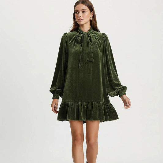 Dámské sametové šaty s vázacím výstřihem a volánkovým lemem