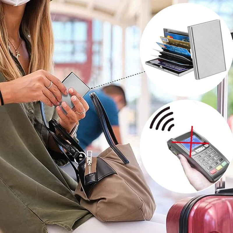 Kovový držák na karty poskytuje pevnou ochranu karet.