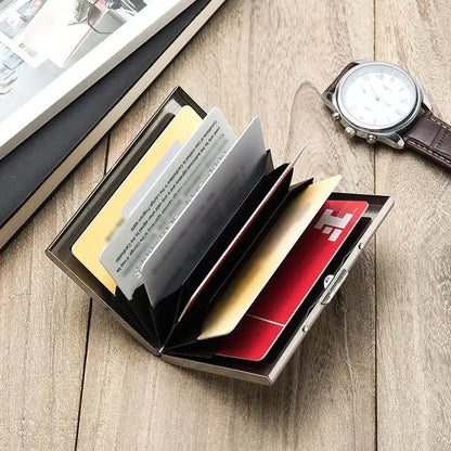 Kovový držák na karty poskytuje pevnou ochranu karet.