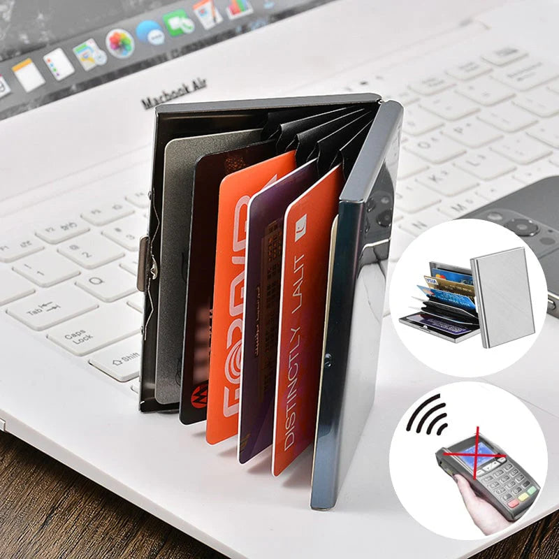 Kovový držák na karty poskytuje pevnou ochranu karet.