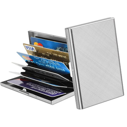 Kovový držák na karty poskytuje pevnou ochranu karet.