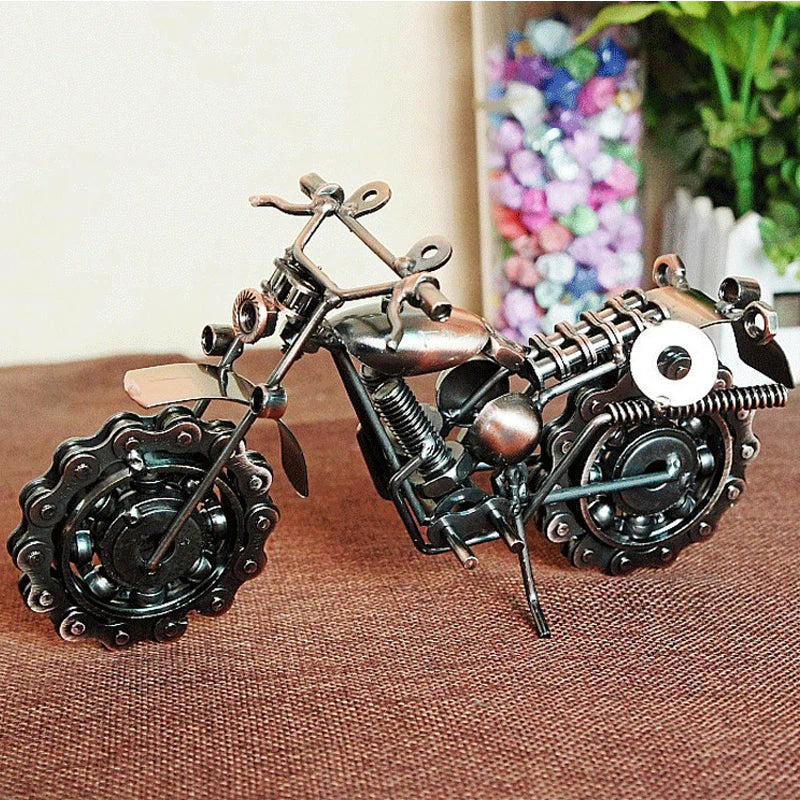 Ručně vyráběný model motocyklu ze železa