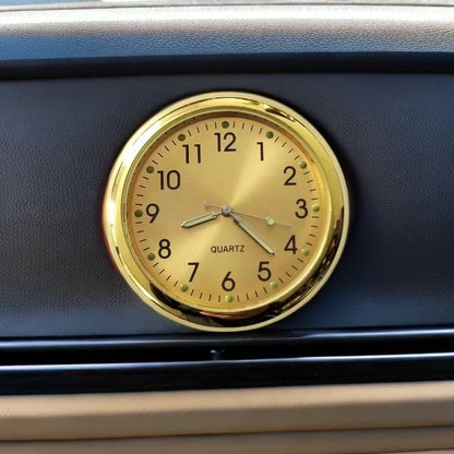 🕒[Kupte 1 a získejte 1 zdarma]🔥Nové malé svítivé hodiny do auta, v noci jasně uvidíte čas