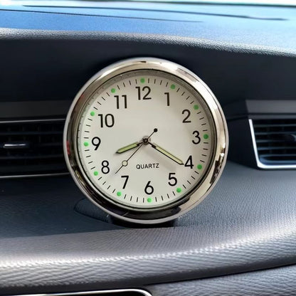 🕒[Kupte 1 a získejte 1 zdarma]🔥Nové malé svítivé hodiny do auta, v noci jasně uvidíte čas