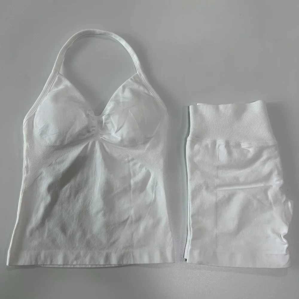 Sportovní souprava s tílkem s volánkem a vysoce elastickými fitness kraťasy na jógu, které zvedají zadek