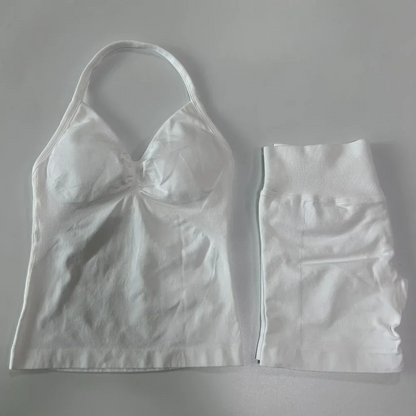 Sportovní souprava s tílkem s volánkem a vysoce elastickými fitness kraťasy na jógu, které zvedají zadek