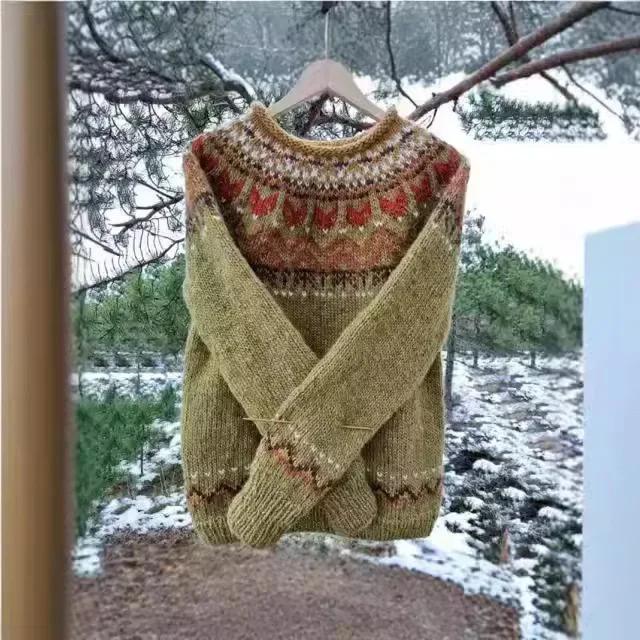 Dámský volný pletený svetr s kulatým výstřihem a barevnými bloky