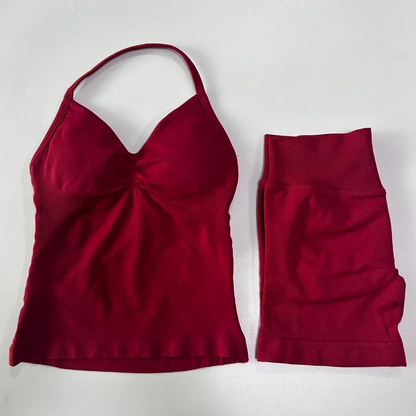 Sportovní souprava s tílkem s volánkem a vysoce elastickými fitness kraťasy na jógu, které zvedají zadek