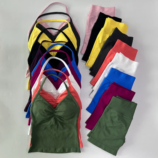 Sportovní souprava s tílkem s volánkem a vysoce elastickými fitness kraťasy na jógu, které zvedají zadek