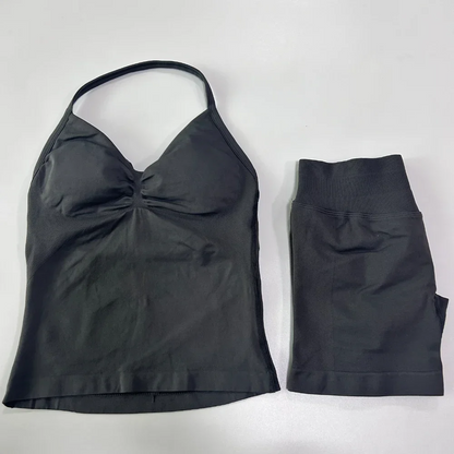 Sportovní souprava s tílkem s volánkem a vysoce elastickými fitness kraťasy na jógu, které zvedají zadek