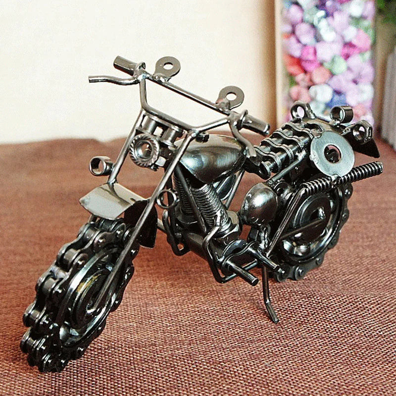 Ručně vyráběný model motocyklu ze železa