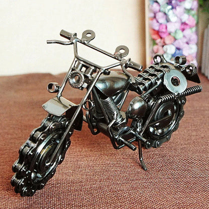 Ručně vyráběný model motocyklu ze železa